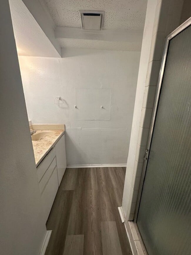 Building Photo - 1102 Blair - Unit B