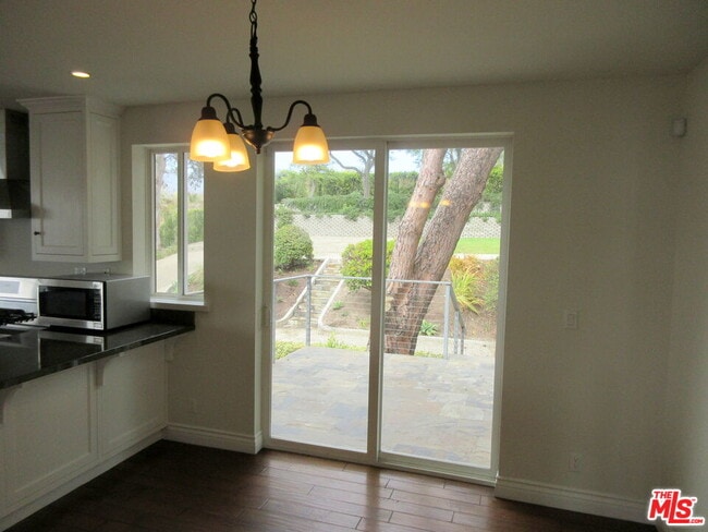 Building Photo - 7012 Birdview Ave