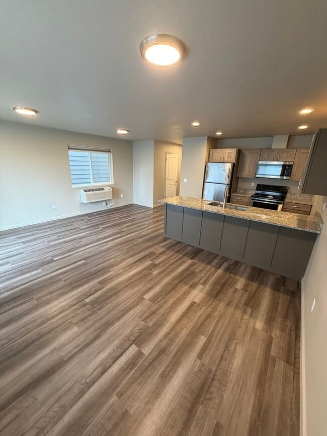 Building Photo - **MOVE IN SPECIAL!** 3 Bedroom Duplex Close to Shopping and Schools!