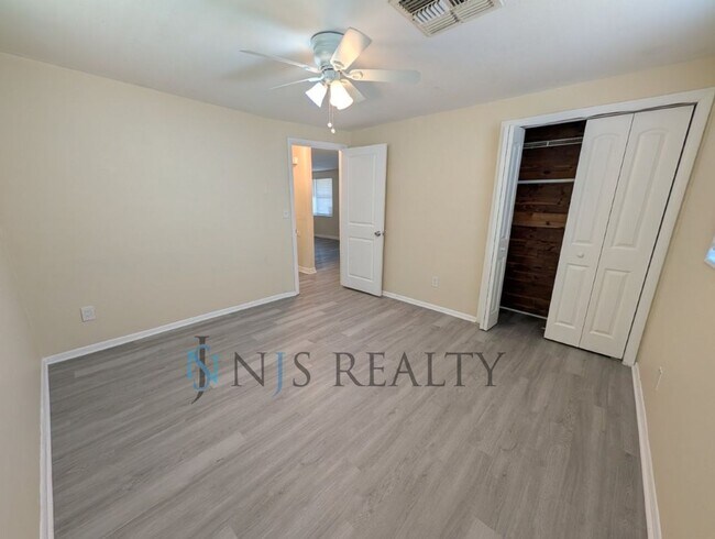Building Photo - Newly renovated 3/1/1 NEW flooring, NEW paint, updated kitchen & bath, fenced yard.. a MUST SEE!!