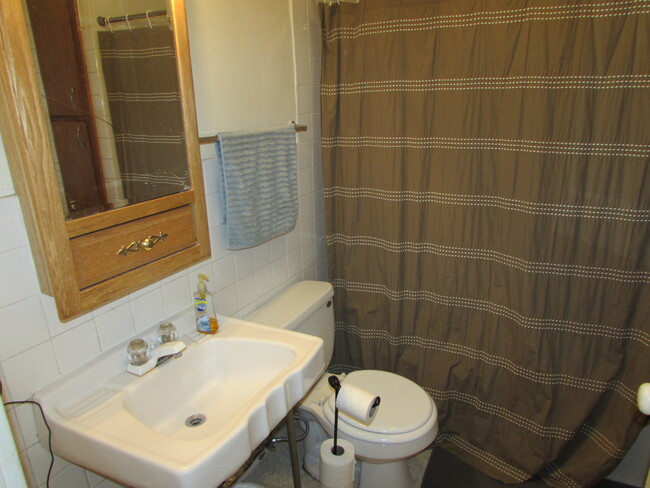 Bathroom - 932 Drake St