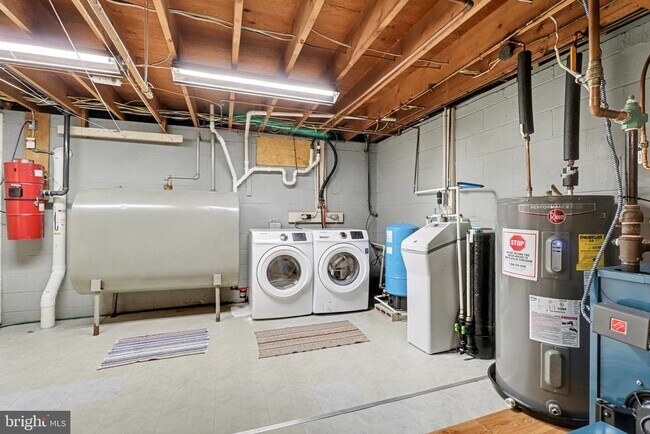 Building Photo - 8 Midland Ct