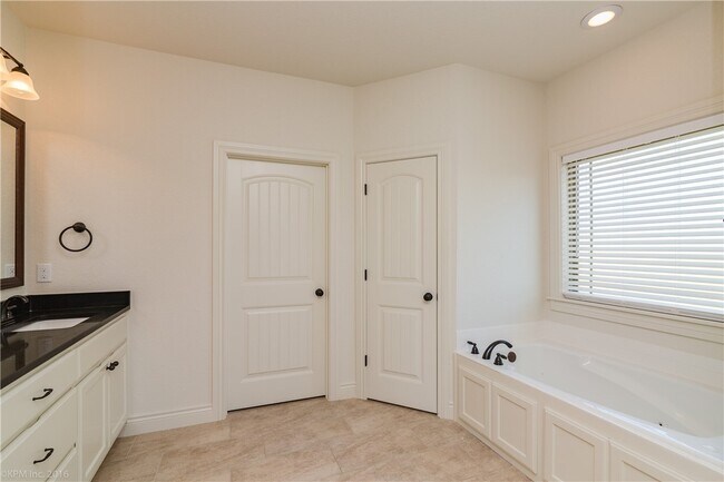 Building Photo - 1620 Sweetbriar Way