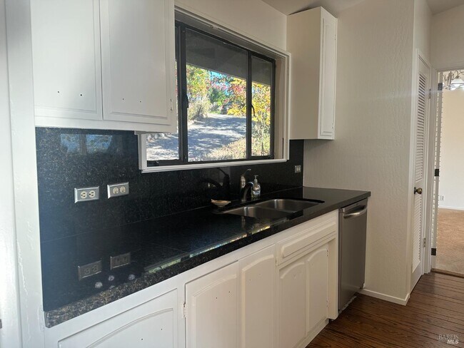 Building Photo - 121 Knoll Pl