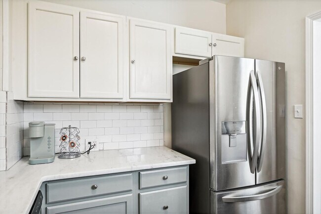 Building Photo - 300 Mercedes Ave