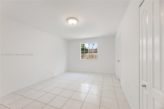 Building Photo - 3027 SW 24th St