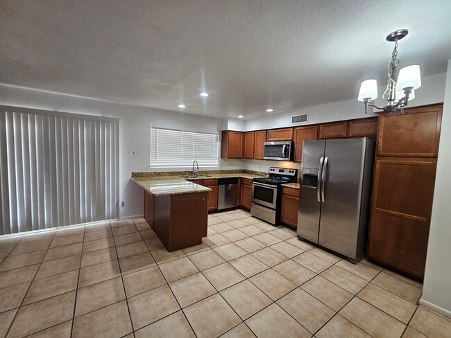 Building Photo - 3 bedroom 2 bath - North Phx home - single...