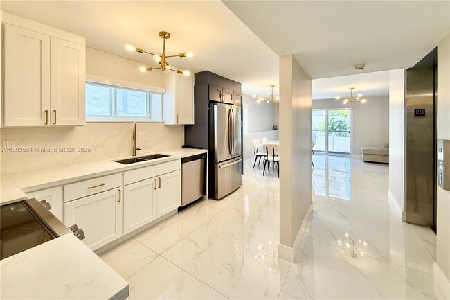 Building Photo - 4122 Collins Ave