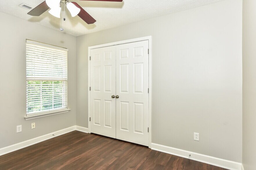 Building Photo - 8032 Meadowview Ln
