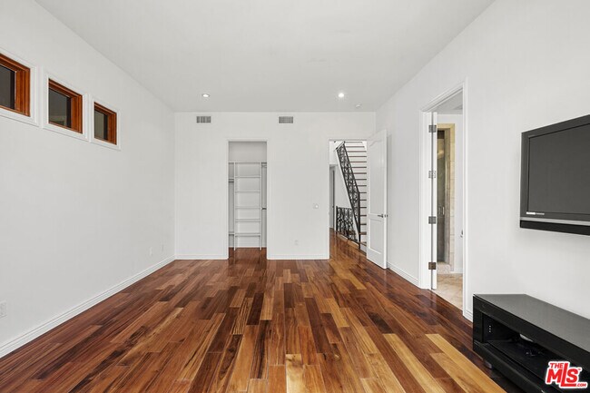 Building Photo - 744 N Alfred St