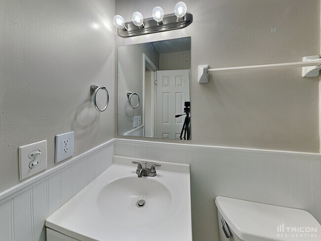 Building Photo - 1525 Guinevere Dr