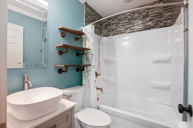 Building Photo - Charming 3-Bedroom Ranch in a Convenient L...