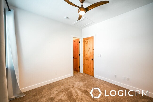 Building Photo - 1034 Lincoln Ln