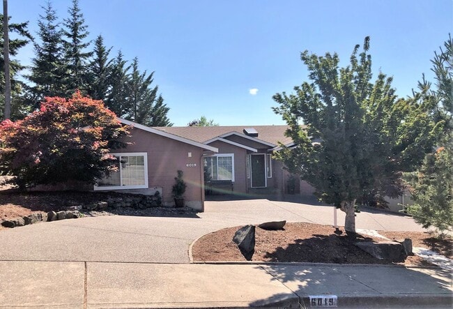 Building Photo - UNIQUE RAMBLER with views in Dockside at Kitsap Lake!
