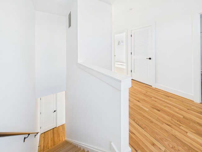 Building Photo - 907 Bainbridge St