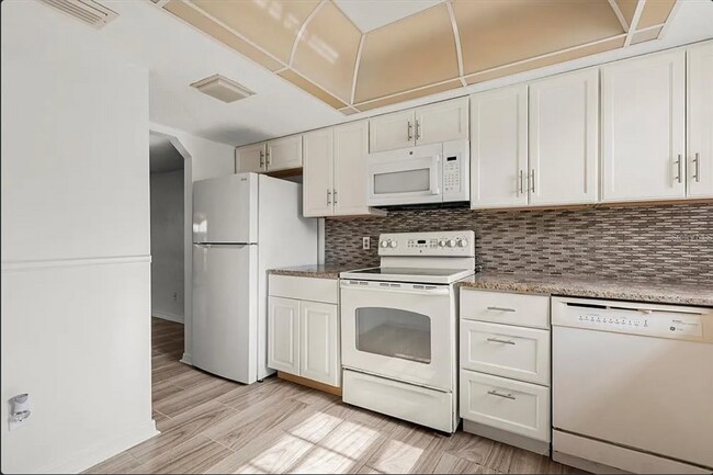 Building Photo - Rental Unit in Daytona Beach offering easy access to major roadways including I-95 and I-4