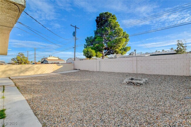 Building Photo - 5813 W Balzar Ave