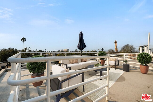 Building Photo - 1011 Pacific St