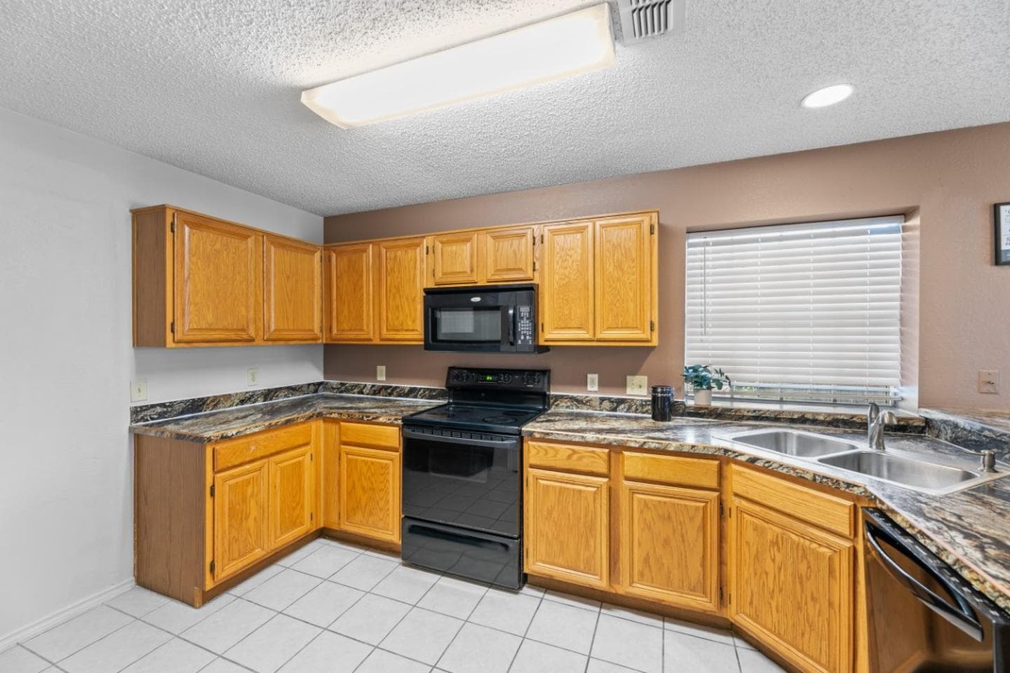 Building Photo - Stylish Fort Worth Home Near Chisholm Trail!