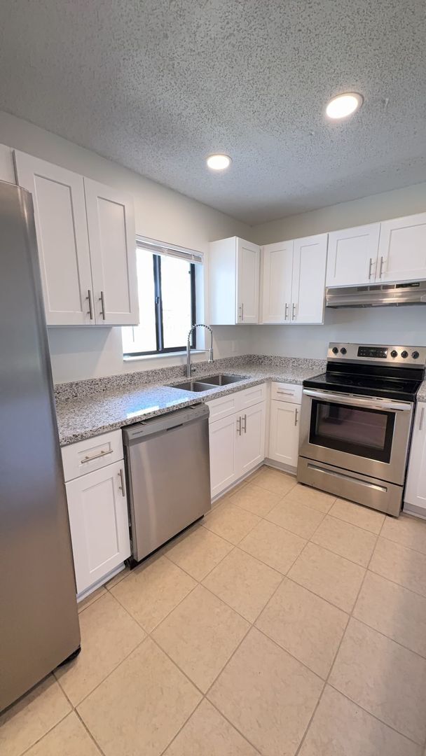Building Photo - Spacious 3 bedroom, 2 bath, large screened...