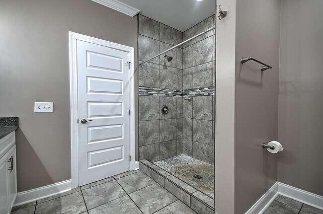 Building Photo - 4 Bedroom / 2.5 Bath Home  Kingsport, TN