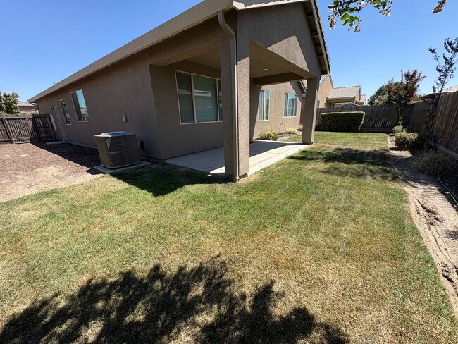 Building Photo - Lovely SE Tulare available now!