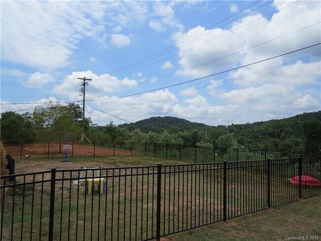 Building Photo - 123 7th St