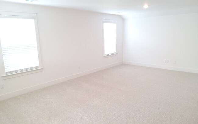 Building Photo - 649 Conifer Dr