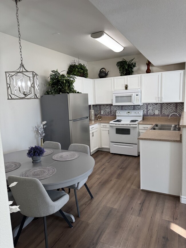 Building Photo - 2030 Rancho Lake Dr