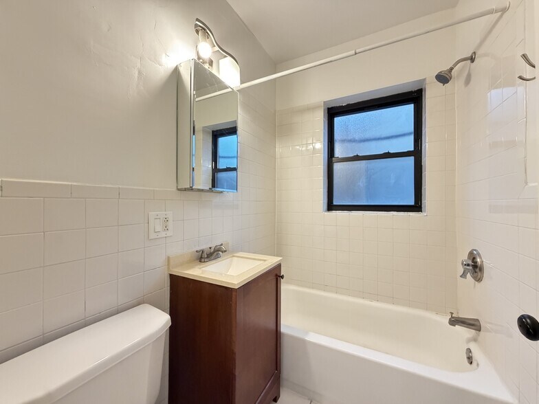Building Photo - 4725 N Hermitage Ave