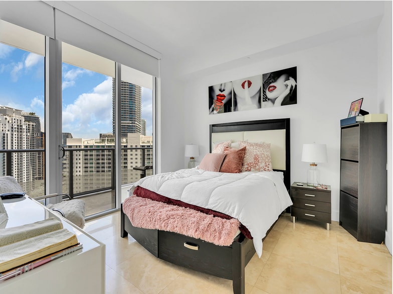 Building Photo - 1300 Brickell Bay Dr
