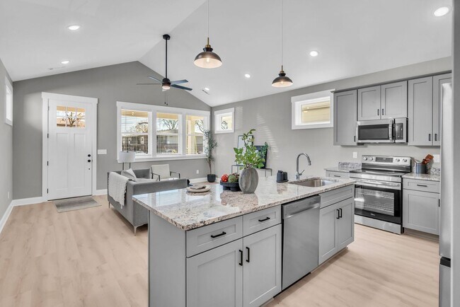 Building Photo - 307 Kate St