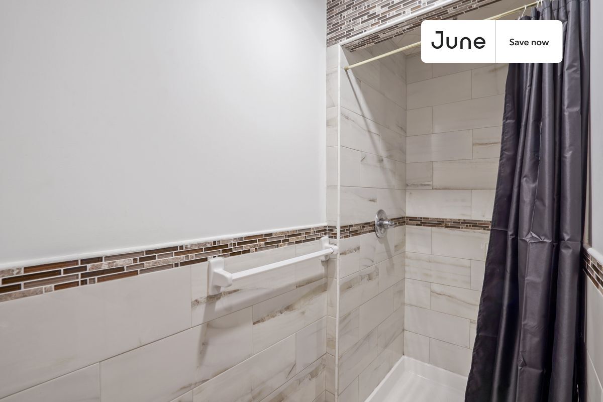 Building Photo - 534 E 14th St