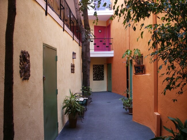 Central Courtyard - 1844 S Victoria Ave