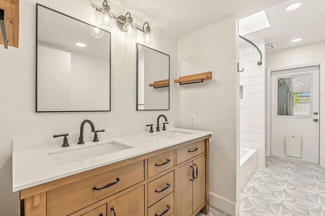 Building Photo - Beautiful 3 bed, 2 bath w/ bonus Room, loc...