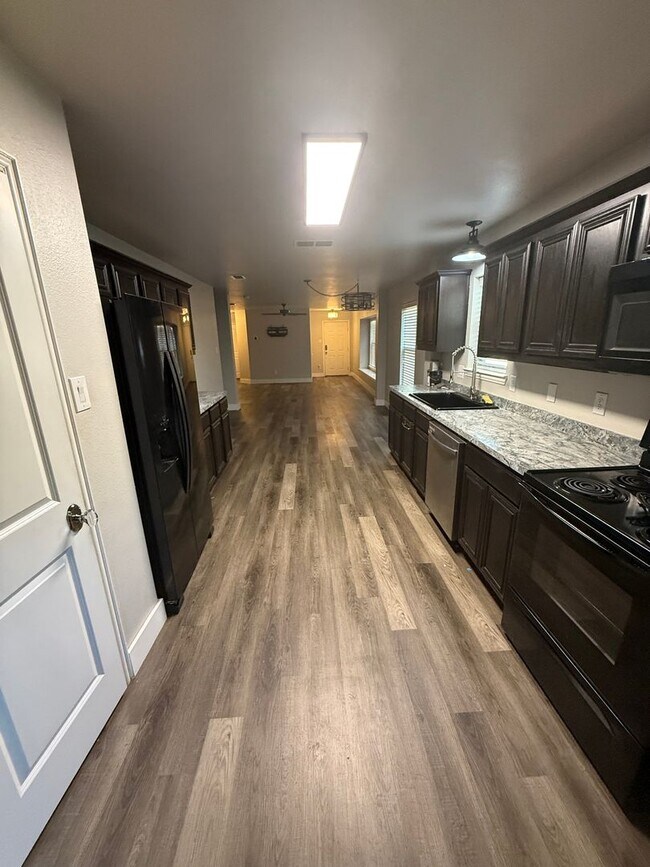 Building Photo - $1,1000 OFF YOUR FIRST FULL RENT IF YOU ARE READY TO MOVE!!!!!River Garden Addition 3 bed 2 1/2 b...