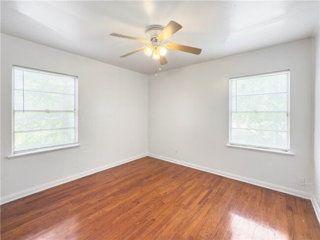 Building Photo - 703 Cherry St