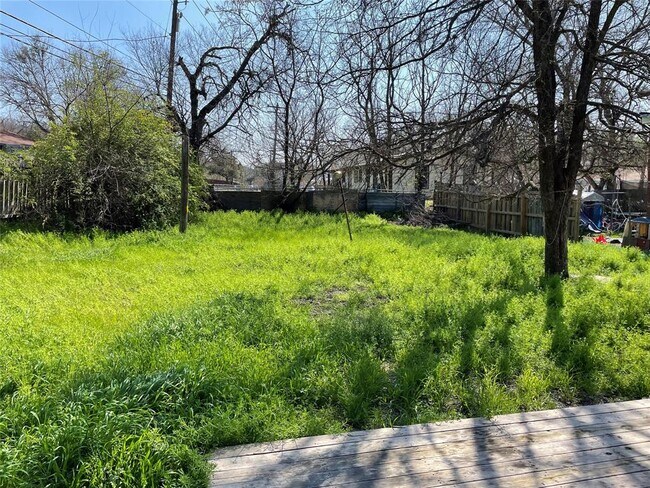 Building Photo - 1041 Lott Ave