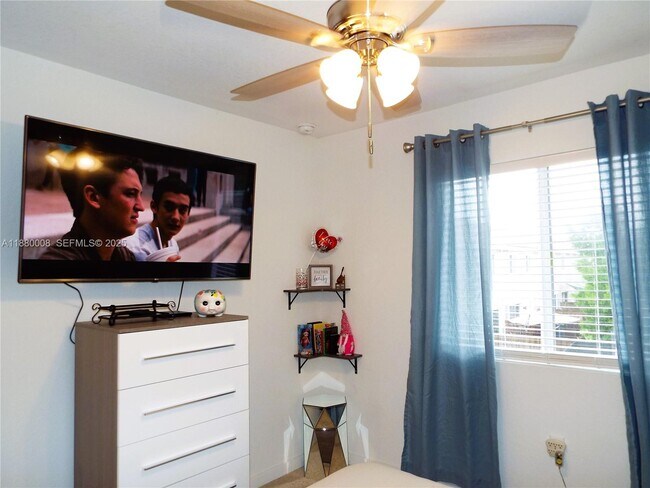 Building Photo - 2363 SE 11th St