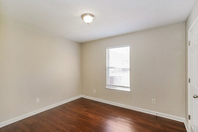 Building Photo - 102 Riverwood Dr