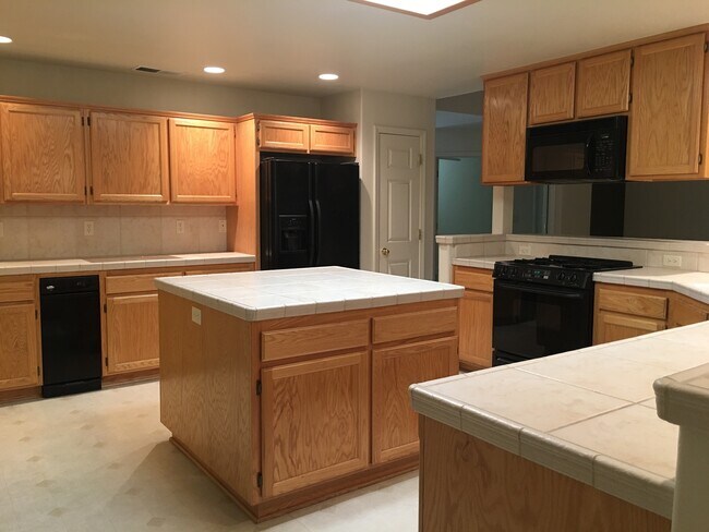 Building Photo - 3 Bedroom Chico Home with 3 Car Garage!