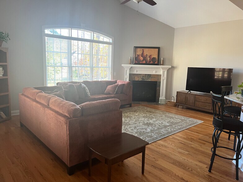 Building Photo - Room in House on Ray Rd