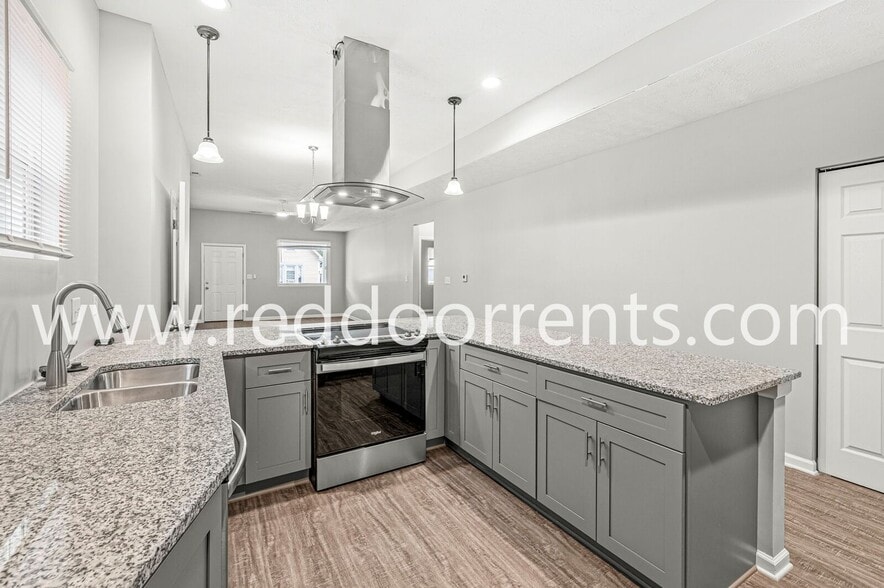 Building Photo - 2345 N Kenwood Ave