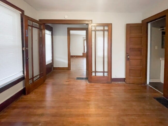 Building Photo - PRELEASING for AUGUST! Close to Campus: Washer and Dryer Included