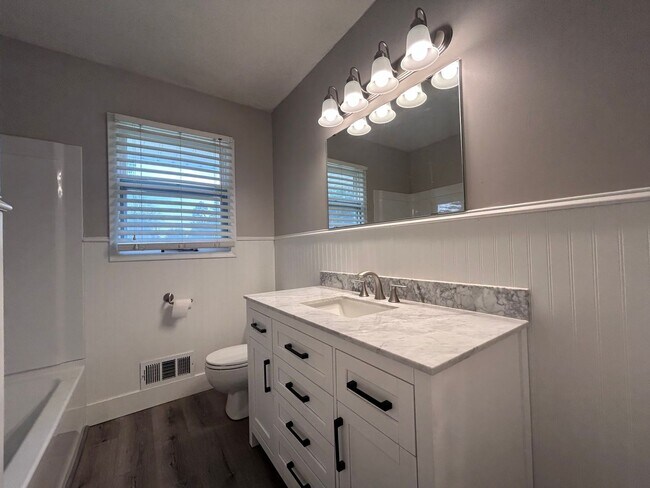 Building Photo - 4 Bed 2 Bath