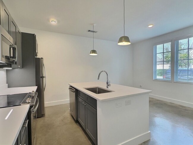 Building Photo - Flat for Rent in Hampstead! First month’s rent FREE!