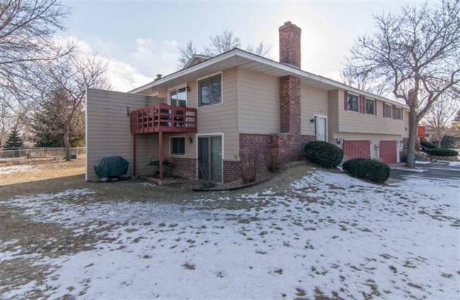 Building Photo - Checkout This 2bed 2bath Townhome in Bloomington!
