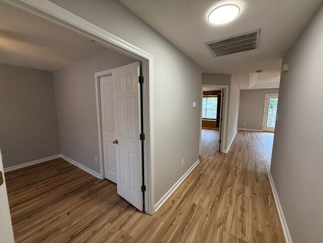 Building Photo - 1206 Kendal Ct