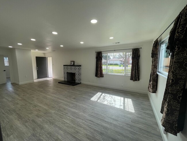 Building Photo - 3br/1.5ba, 2-car Attached garage - Good location