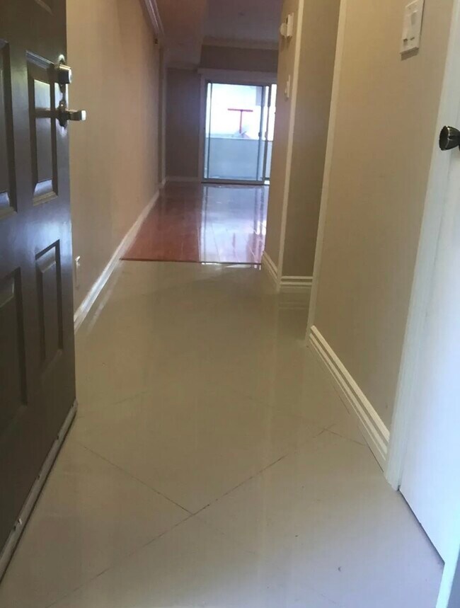 Building Photo - 2915 Montrose Ave